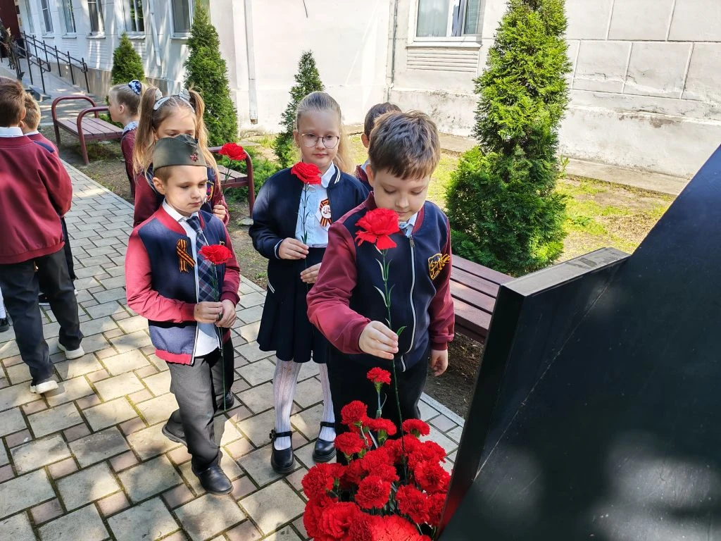 📸 Сегодня для наших первоклассников прошла торжественная линейка, посвящённая Дню Победы и памяти ге