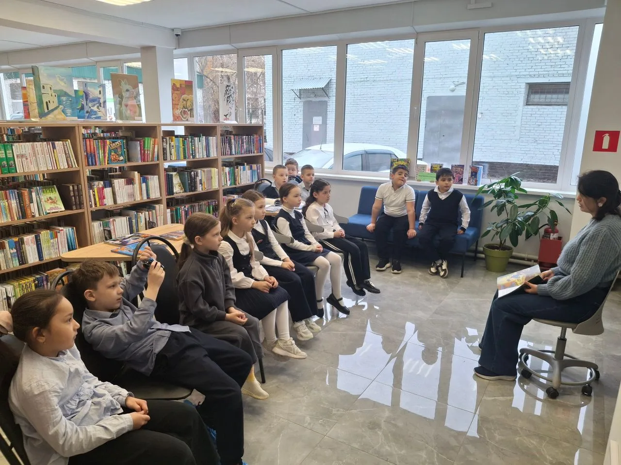 📢Рубрика #гагаринскиймарафон_125  🚀Космическое путешествие 1 А класса в библиотеку 🚀  🗓️9 апреля уче