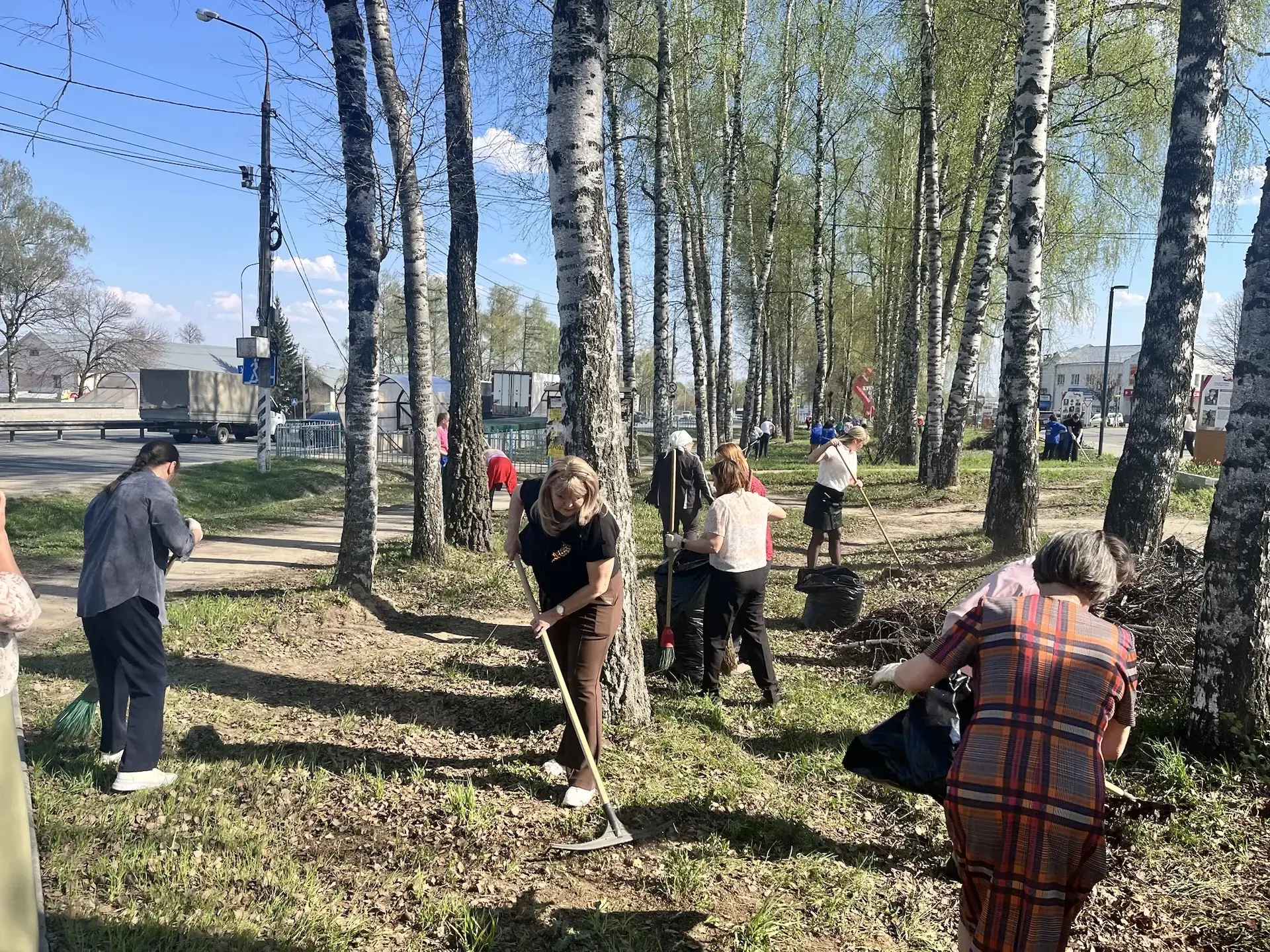 🌿БОЛЬШОЙ СУББОТНИК 🌿  🏨Педагогический коллектив и сотрудники нашей школы приняли активное участие в 