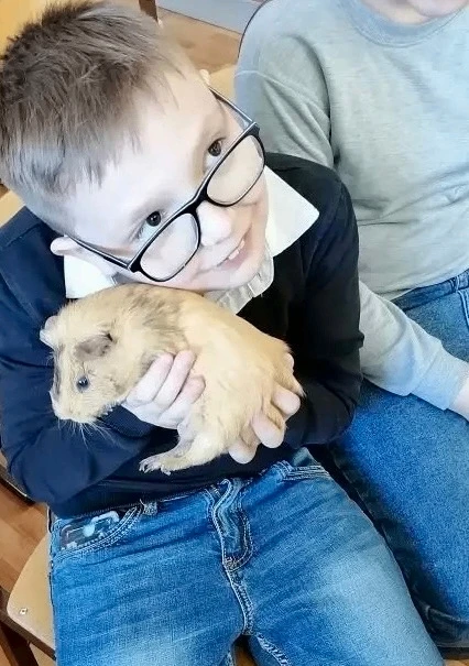 🐁 Наши маленькие друзья 🐹🐾

Ученики нашей школы посетили юннатский центр «Радуга», где познакомил