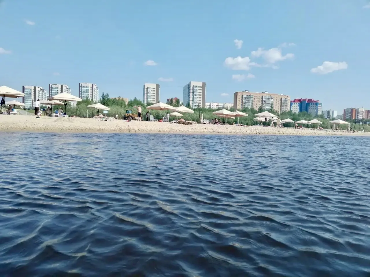Тем временем наши агенты из числа подписчиков передают: на пляже устанавливают шезлонги...