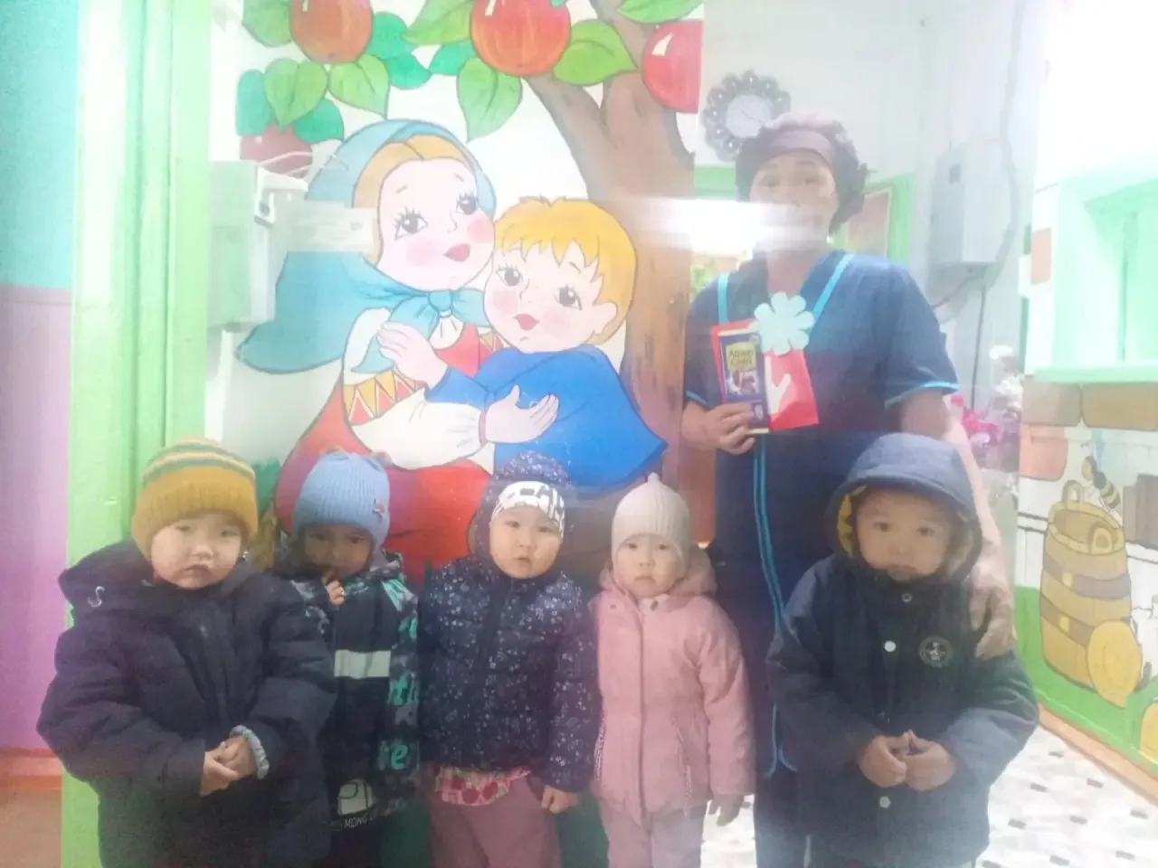 Ко дню пожилого человека, воспитанники второй младшей группы, поздравили сотрудников де...
