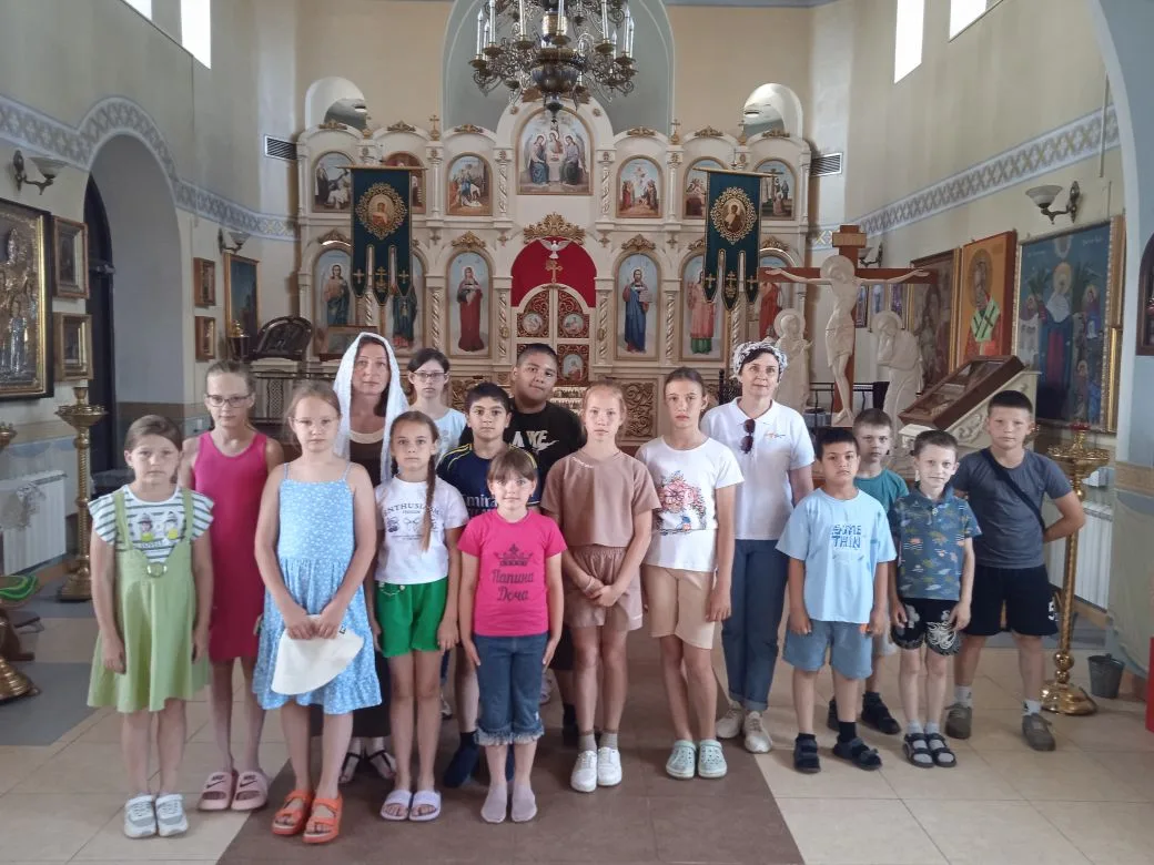 Экскурсия в храм Архистратига Михаила для воспитанников пришкольной площадки "Дружба". Рассказали де