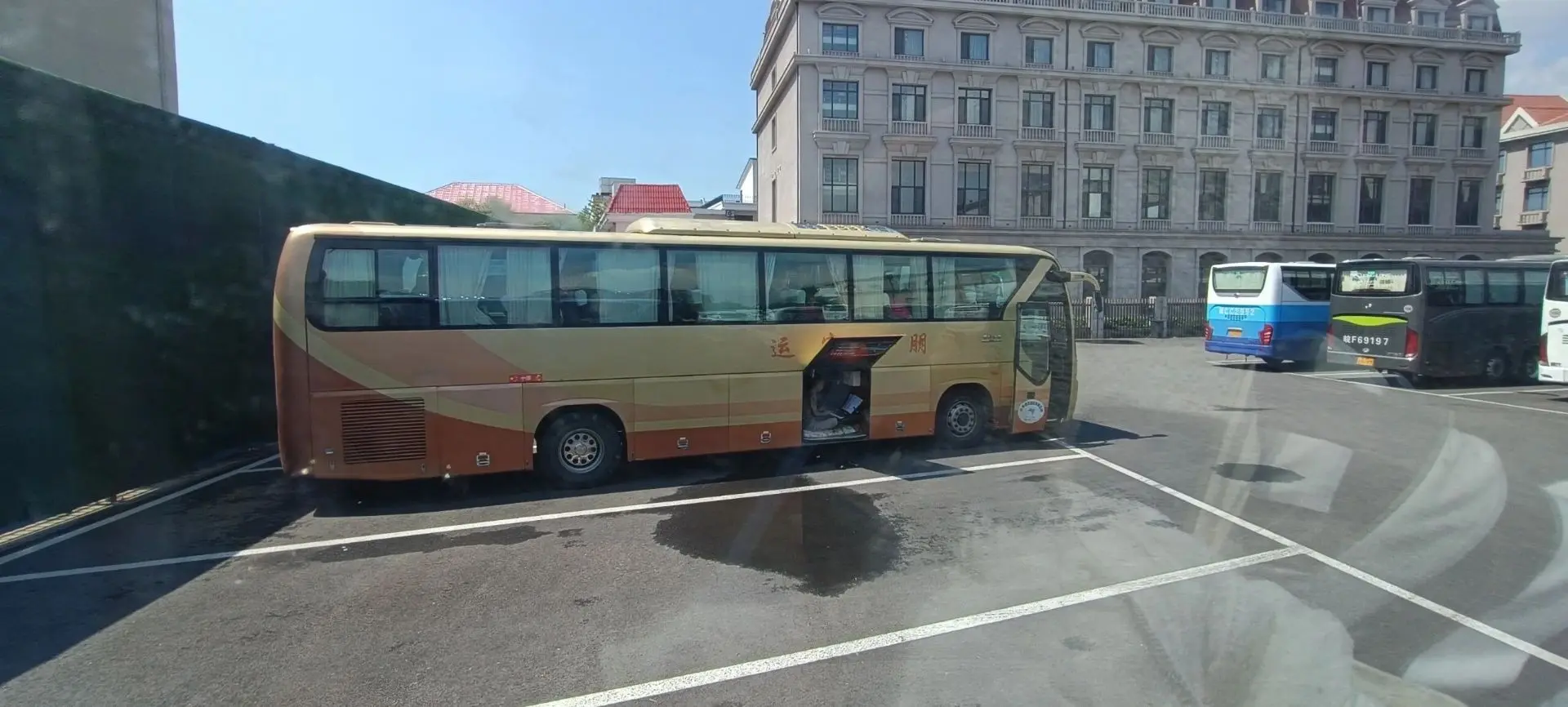 Даже в дороге есть место искусству. 
Водитель туристического автобуса во время стоянки сочиняет музы