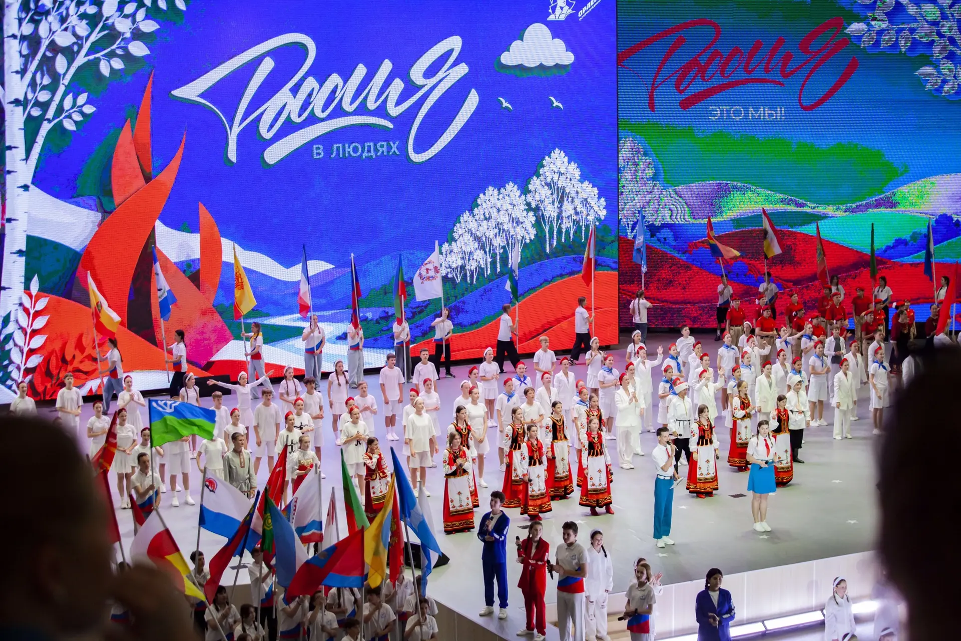 Россия начинается с нас 🌟

Ярким завершением Дня России в «Орлёнке» стал праздничный концерт, объед