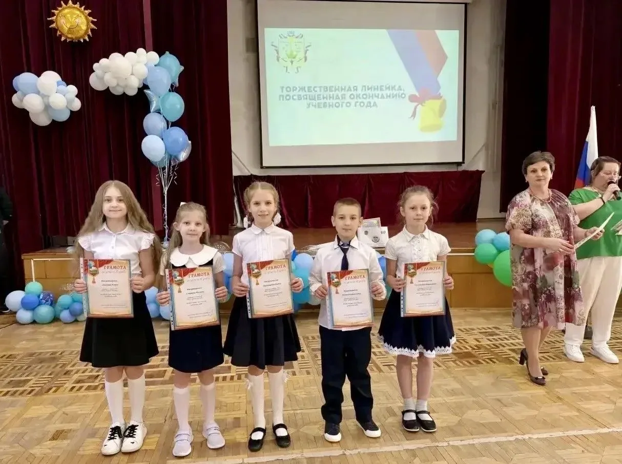 ☀️ Ура, каникулы или Звёздный час наших учеников: торжественные линейки по итогам года!   🙌🏻 Учебный