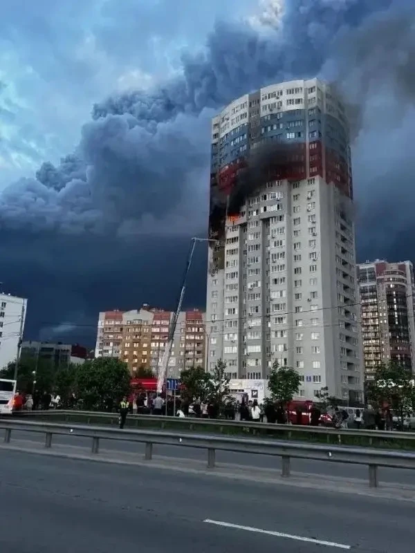 В результате атаки беспилотников в Рязани повреждены две жилые многоэтажки и территория промышленног