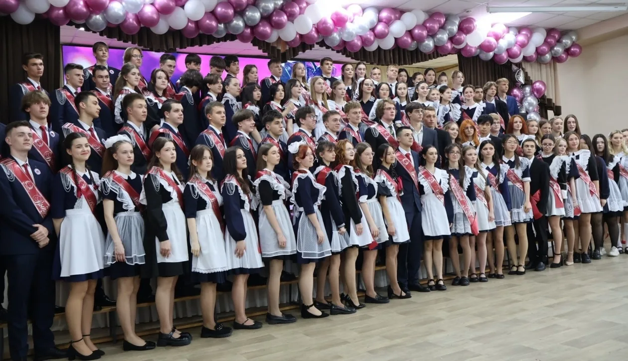 🔔Изящным вальсом завершился последний звонок в средней школе № 25 Уссурийска  Сегодня в школах Уссур