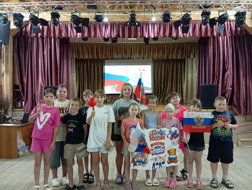 🎨 Цвета моей родины: как мы отметили День России!

Сегодня, в предверии Дня России, у нас прошла яр
