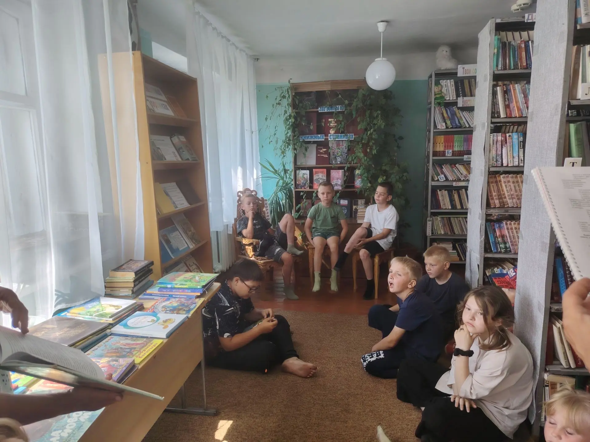 17.06.2026 дети ЛДП МКОУ «Верх-Пайвинская СОШ»посетили сельскую библиотеку, где библиотекарь совмест