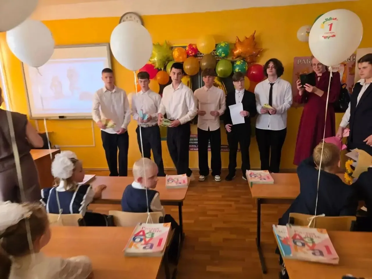 🎊✈️1 сентября — это не только начало учебного года, но и время добрых традиций. Одинна...