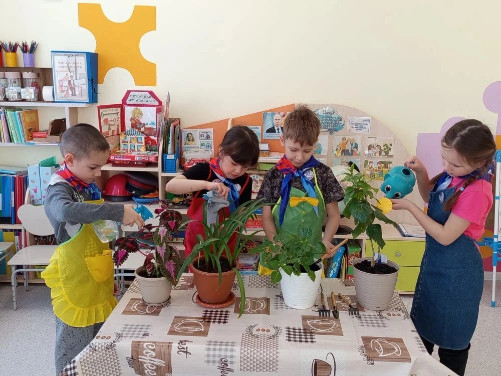 Посмотрите, с какой любовью наши юные Орлята ухаживают за зелёным уголком! Для них это ...
