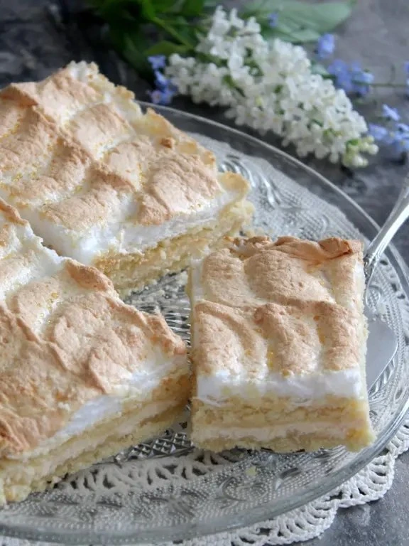 «Королевский» пирог
🍰🍰🍰🍰🍰🍰🍰🍰🍰

Нам понадобится:
Для теста-крошки:
✅Мука – около 1,5 стакана