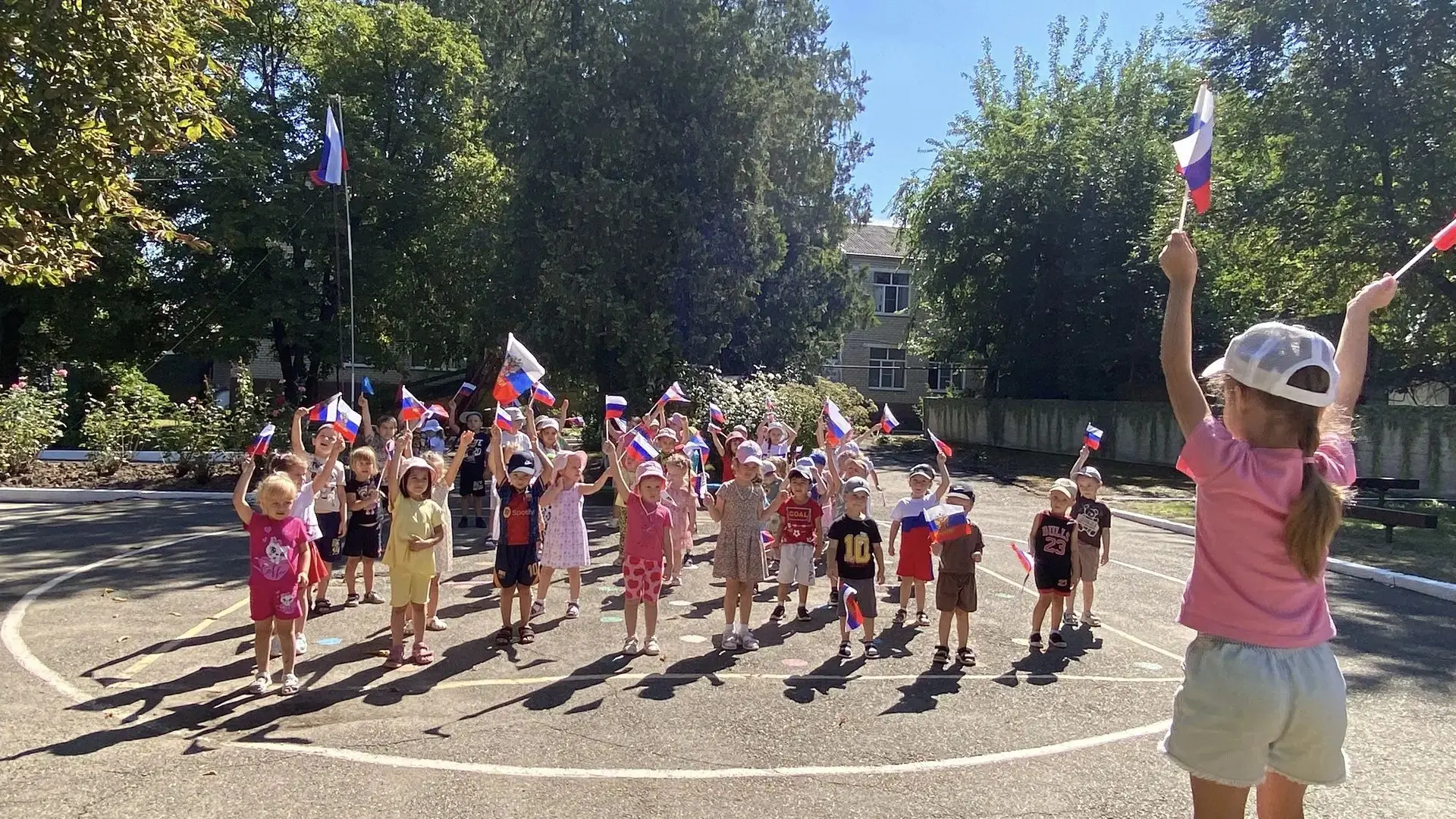 ✨🎉 В детском саду №10 прошло праздничное мероприятие, посвящённое Дню российского флаг...