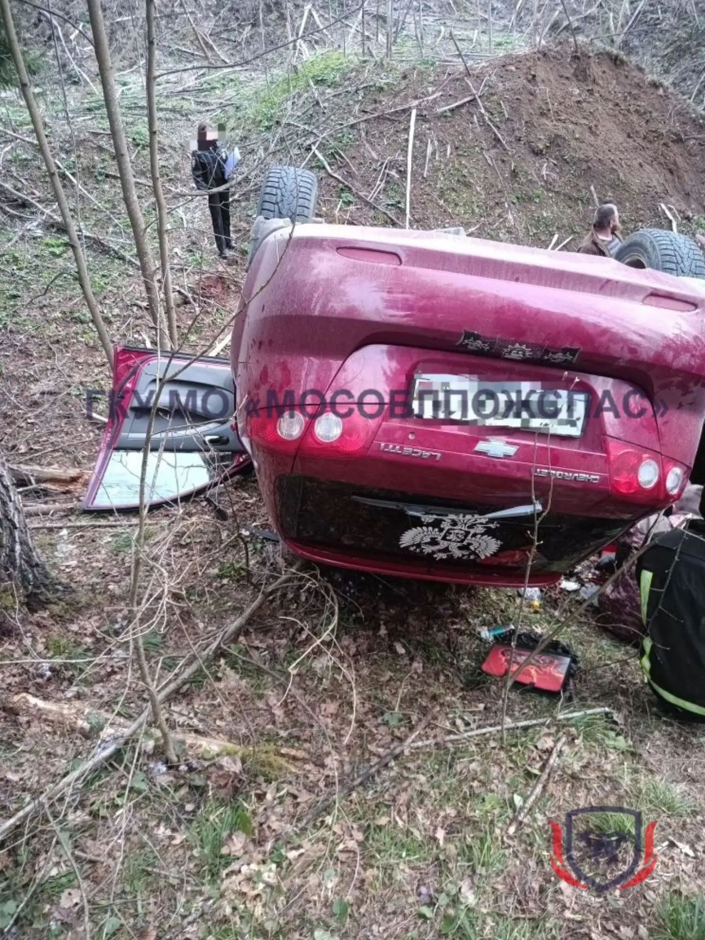 🆘 Опрокинулся в кювет! Спасатели деблокировали из разбитого авто 2 детей и 1 взрослого, пострадавших
