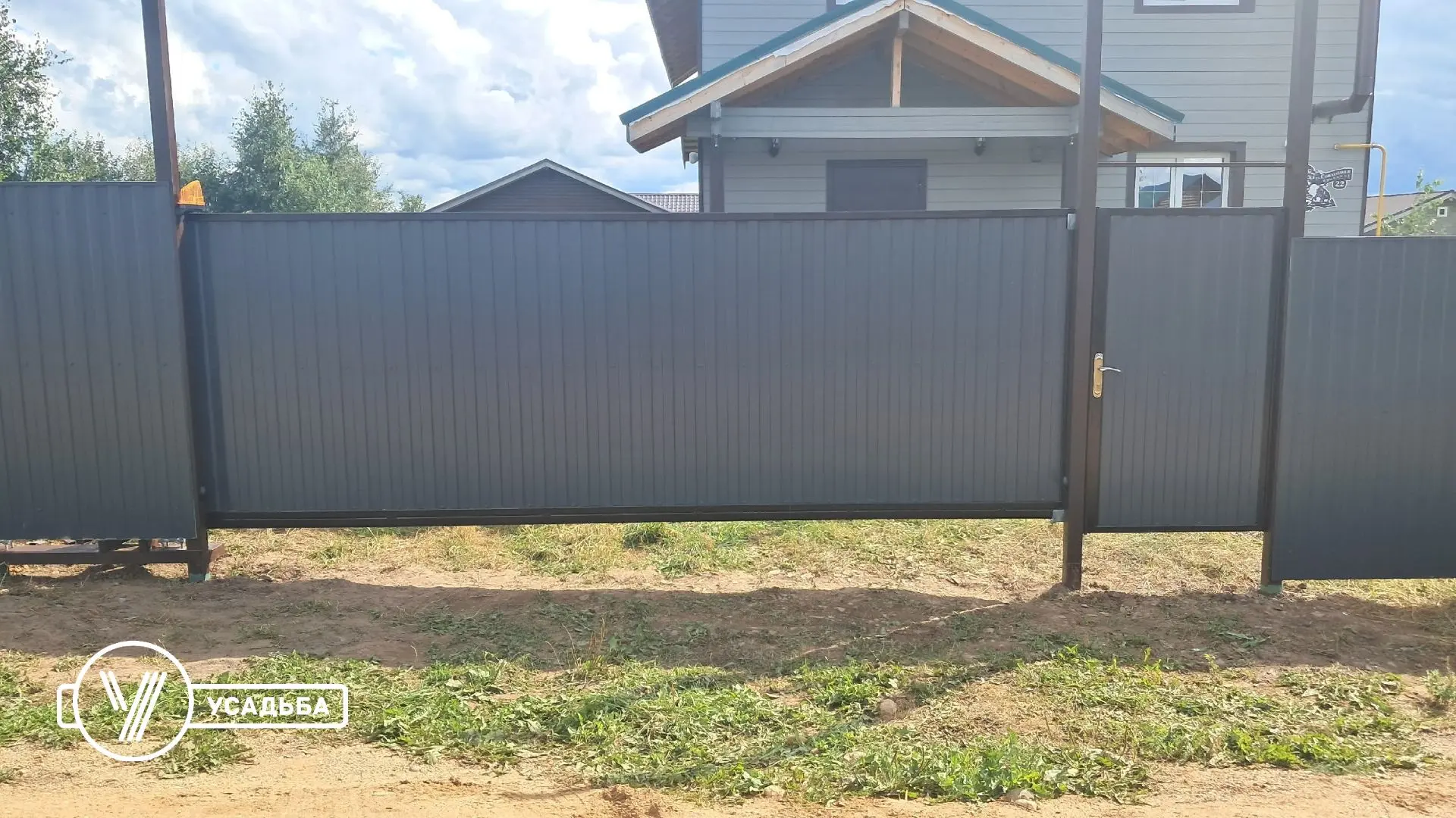 🏡 Проект в с. Выльгорте. Со стороны улицы — забор из профнастила с откатными воротами ...