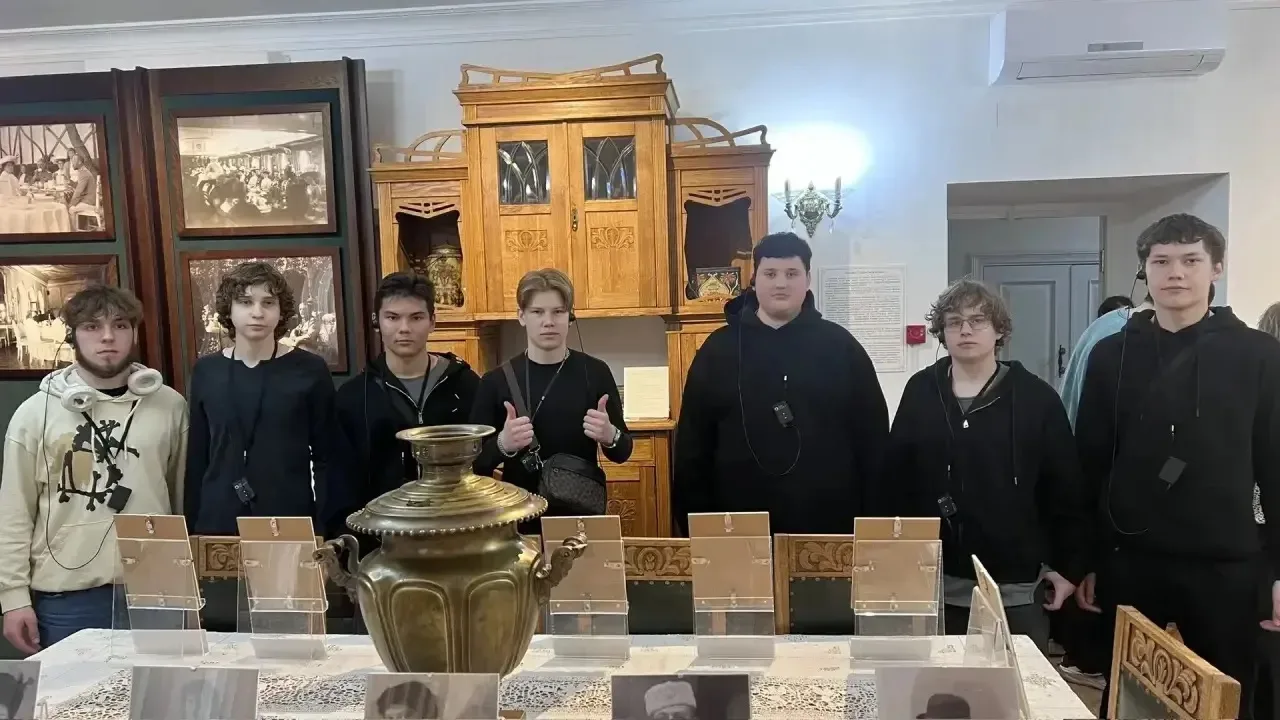 В эти праздничные дни учащиеся нашей школы вместе с Копыловой А.Н. и Сафиной Л.М. побывали в Тобольс