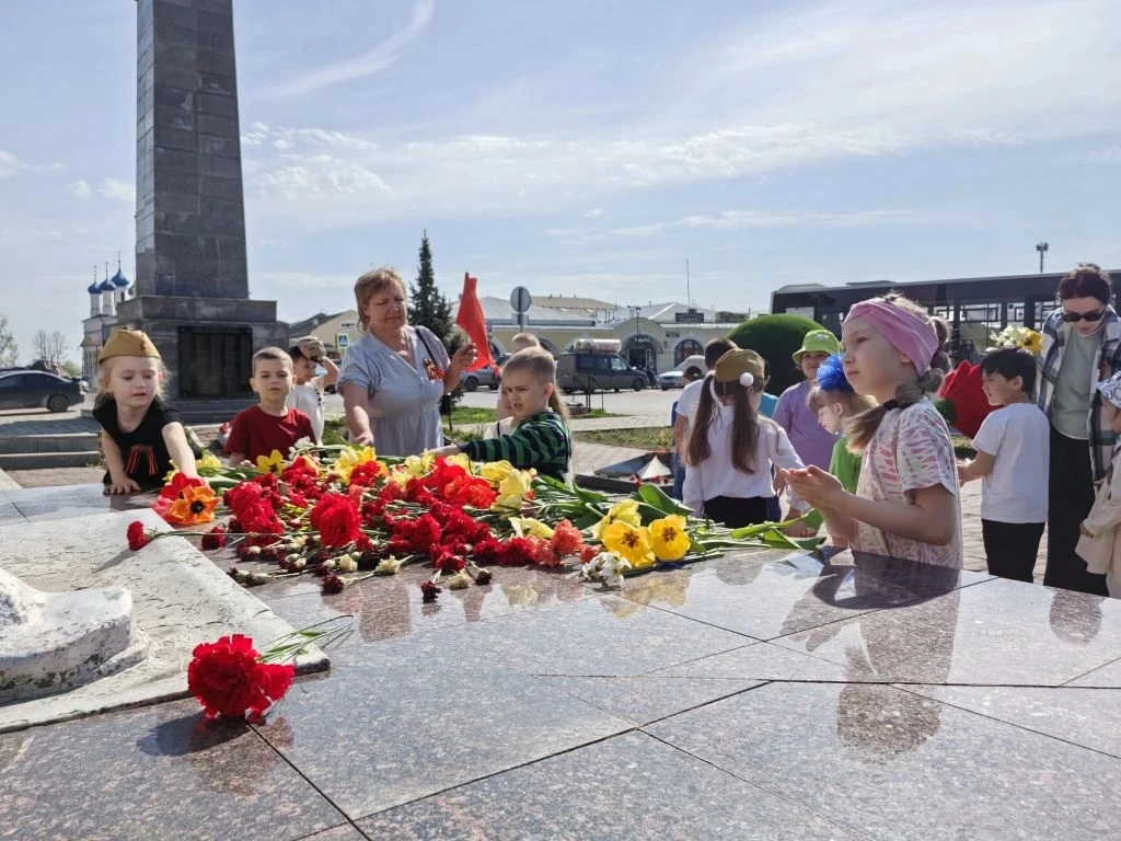Подготовительная группа возложили цветы к мемориал Великой Отечественной войны, и почти...