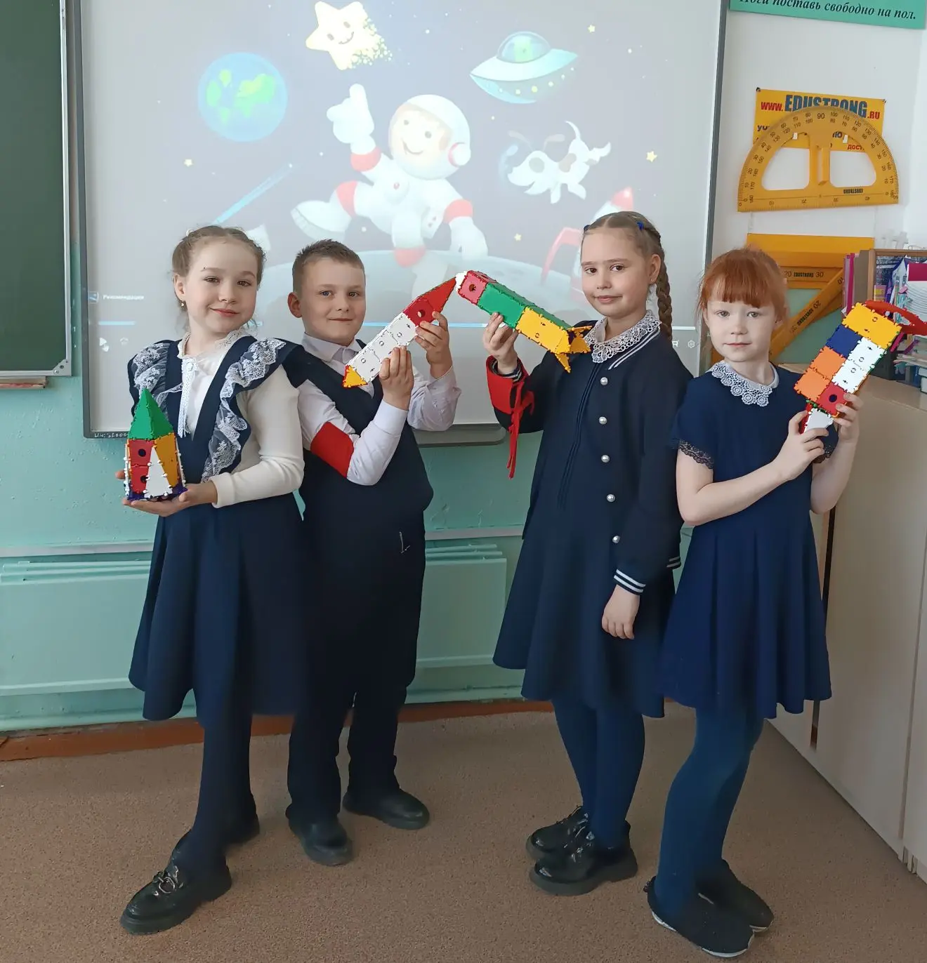 🚀 В честь Дня космонавтики, на уроке труда, ребята 2 А класса с увлечением создавали модели ракет и 