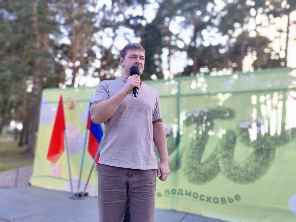 Жители Озер отметили День России в парке «Сосновый бор». 

Поздравил озерчан с самым главным государ