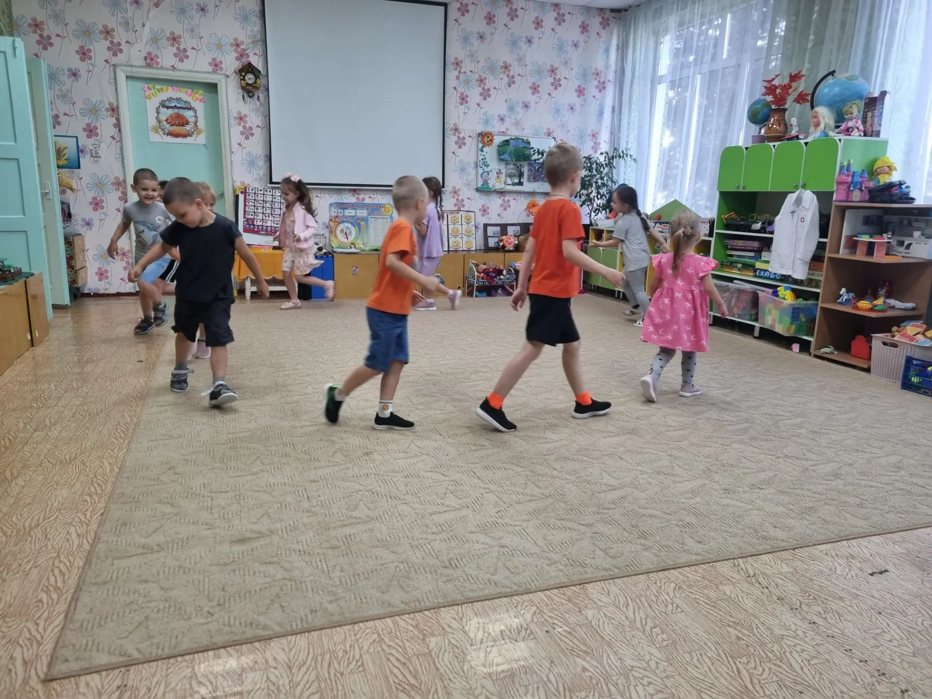 🌞 Утро в нашем детском саду начинается с движения и улыбок! ✨Как правильно разбудить организм и нас