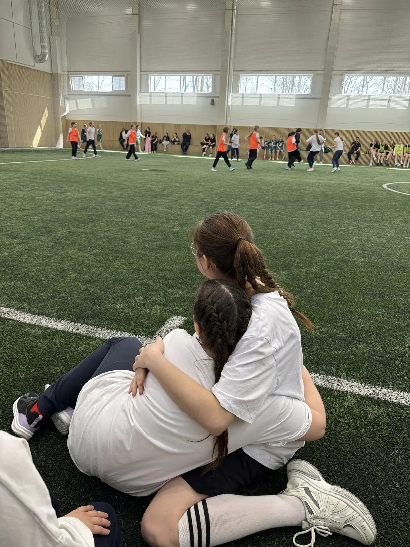 👧🏽⚽️  Сегодня команды 5а, 6а и 6б классов отправились покорять футбольные поля! 🏆  А пока ждали свой
