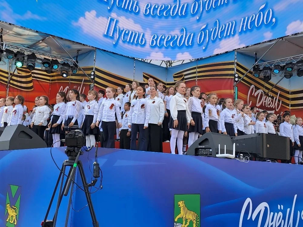 Светлый праздник Победы: хор наших ребят спел  на городском концерте! 🎤✨🕊  Ребята из нашего структур
