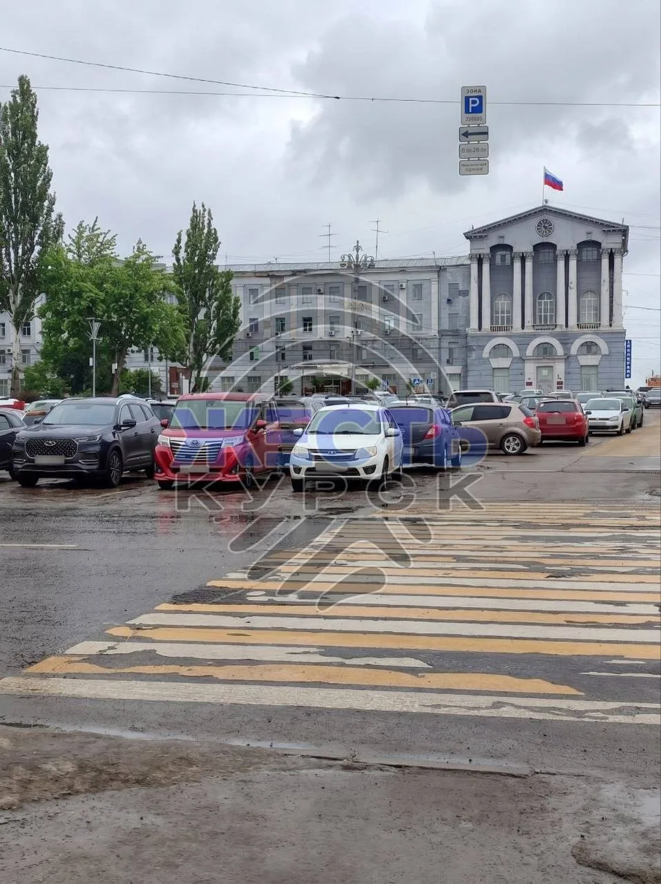 На заседании правительства раскритиковали нанесение разметки на разрушенный асфальт, а улицу Пучковк