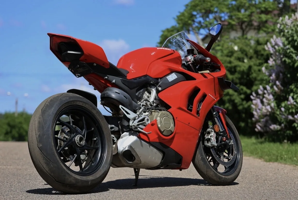 Ducati Panigale V4

Рубрика «Обзоры». В этот раз изучаем дерзкий и яркий Ducati Panigale V4. Чем инт