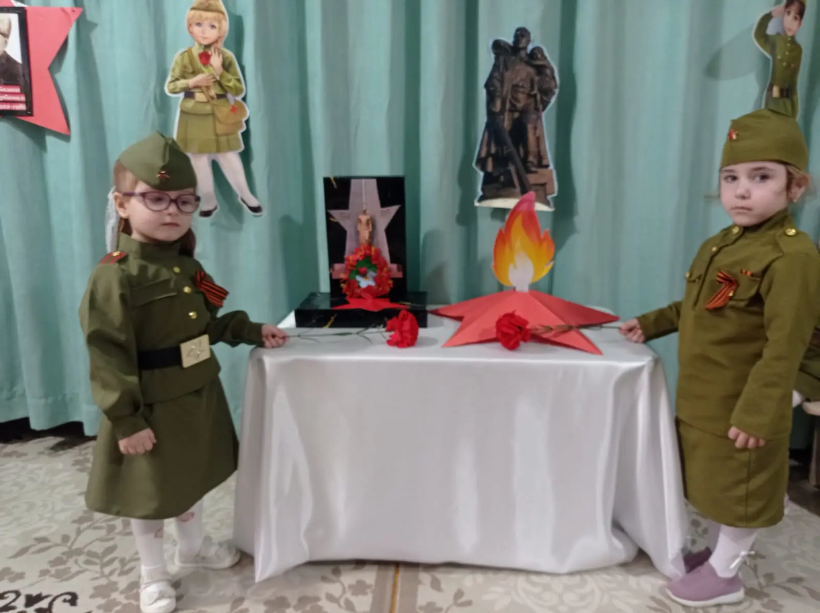На празднике ко Дню Победы в младшей группе «Радуга» малыши смогли познакомиться с историей этого ва