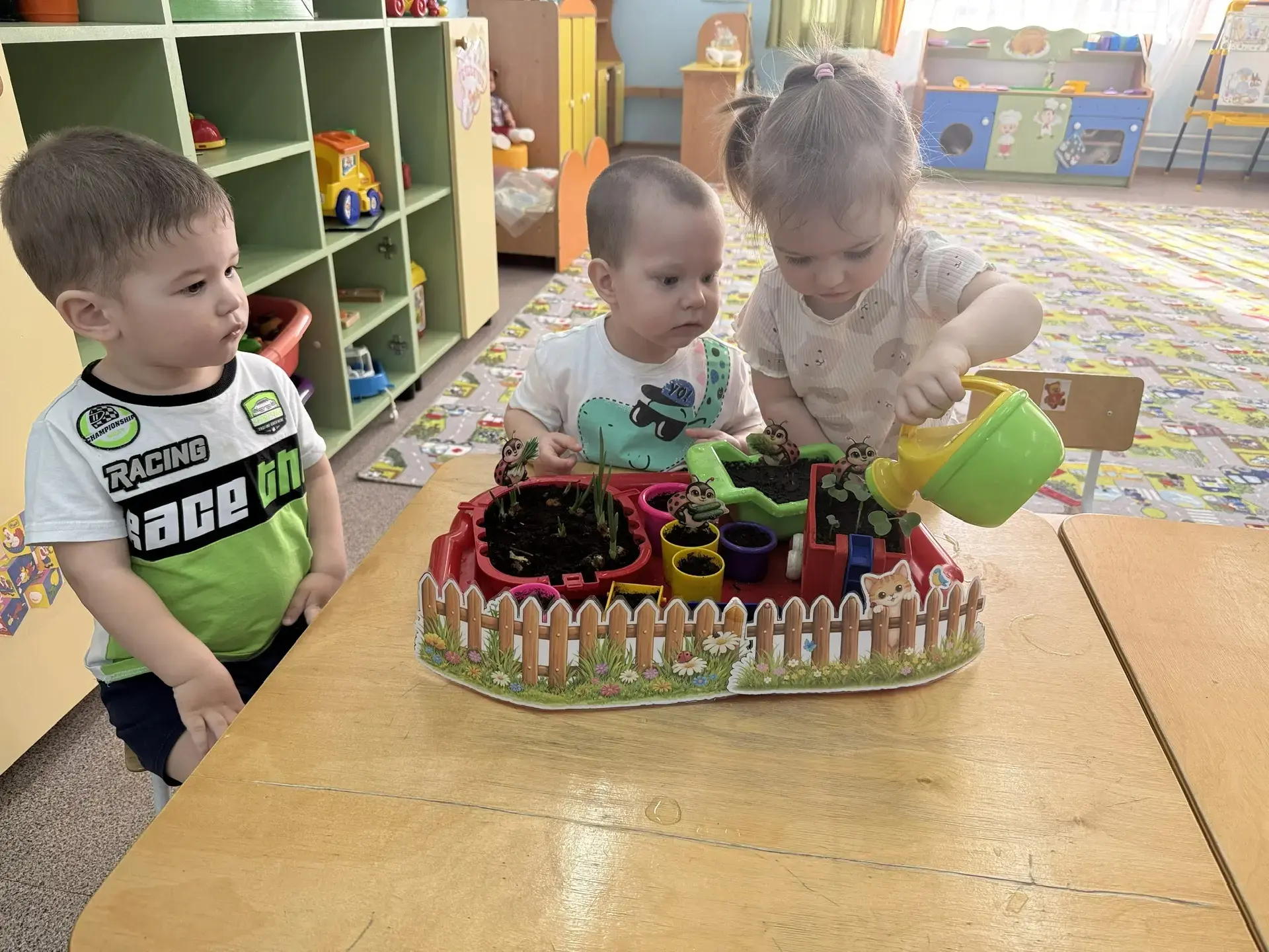 Огород у «Ладушек». 
🌱В группе раннего возраста воспитатели вместе с малышами посадили огород и буд