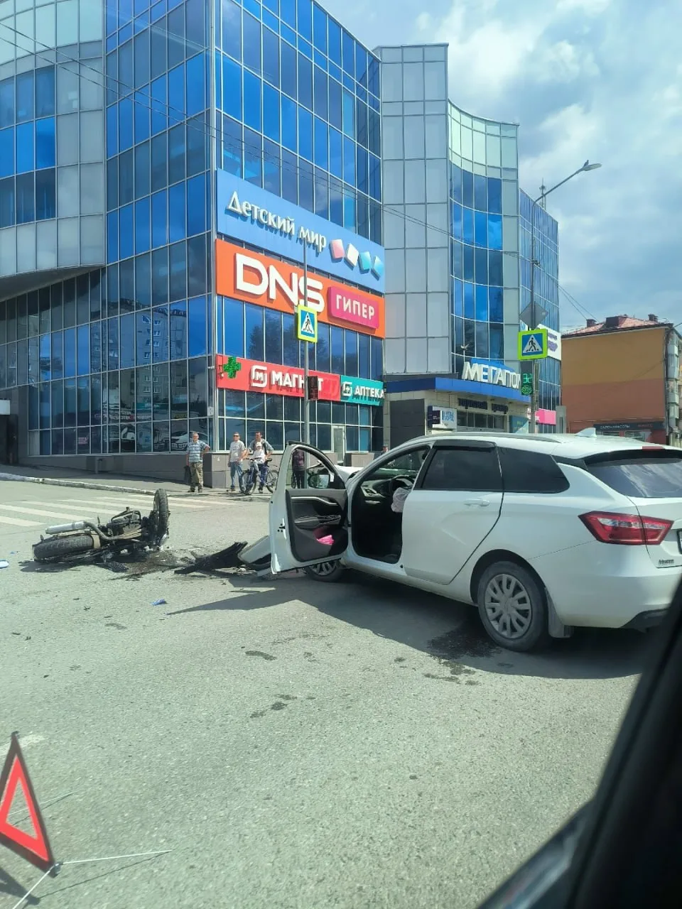 ‼️ Вчера в Первоуральске у торгового центра случилась авария с мотоциклистом.