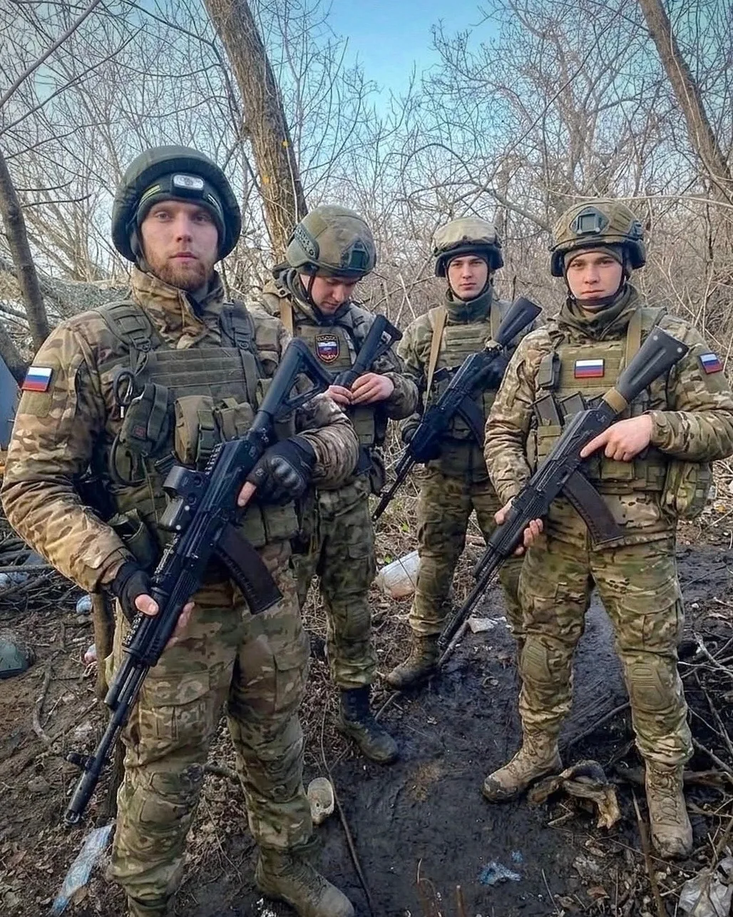 Собрались на точке перед выходом в зелёнку, пока погода позволяет нормально пройти по г...