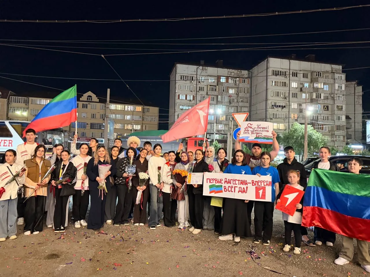 ЧЕМПИОНЫ ДОМА! 👏👏👏  Активисты Движения Первых совместно с родителями участников проекта встретили на