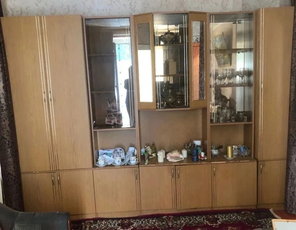 Хочу продать стенку в хорошем состоянии высота 2.20 см,длина 3.05см,  7 тысяч. Номер те...