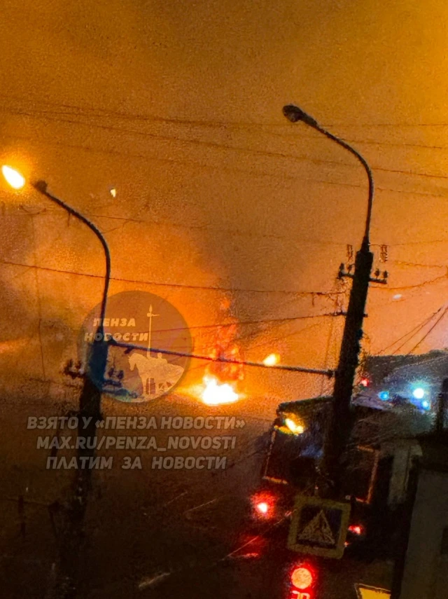 🔥 Ночью у памятника Первопоселенцу загорелся мусоровоз. Пожарные оперативно потушили, ...