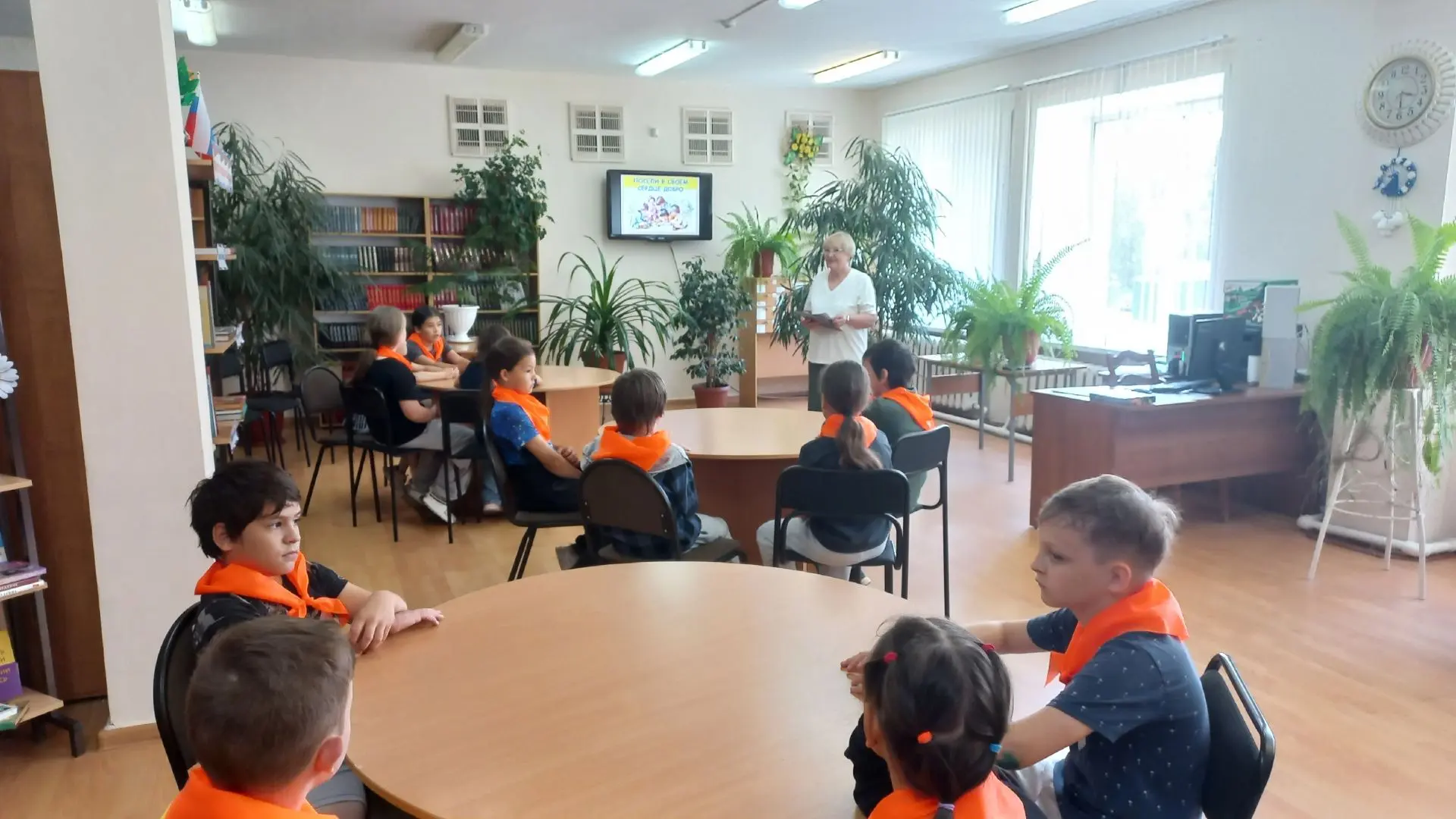 15 июня в Юношескую библиотеку пришли гости – отряд «Веселое звено» пришкольного летнего лагеря СОШ 
