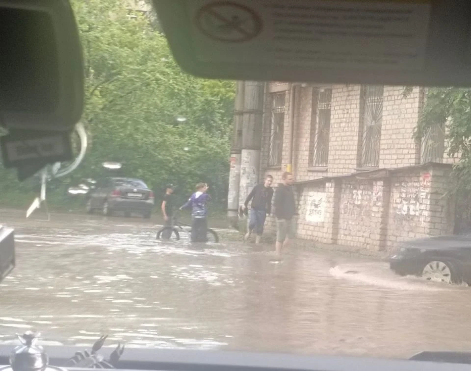 После дождя вокруг городской стоматологии образовалось море. Воды по колено, сообщают наши читатели.