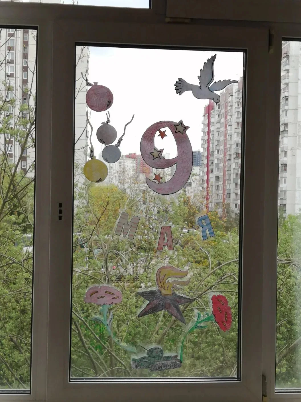 «На окнах “полетели” журавли– И сердце щемит, и дыханье реже… И ветки яблонь снова “зацвели”. А ябло