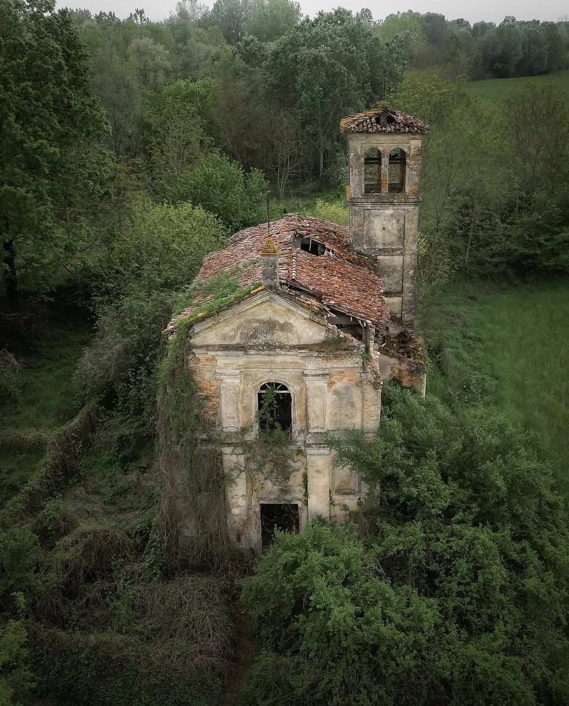 Когда природа становится архитектором…🌳

🌎Заброшенная планета