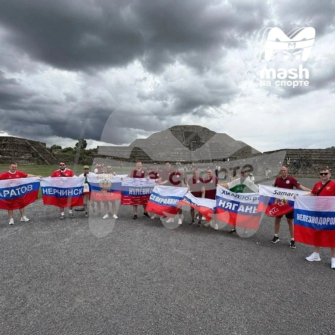 Российские флаги на фоне легендарной пирамиды в Теотиуакане и стадиона "Ацтека" в Мексике. Наши боле