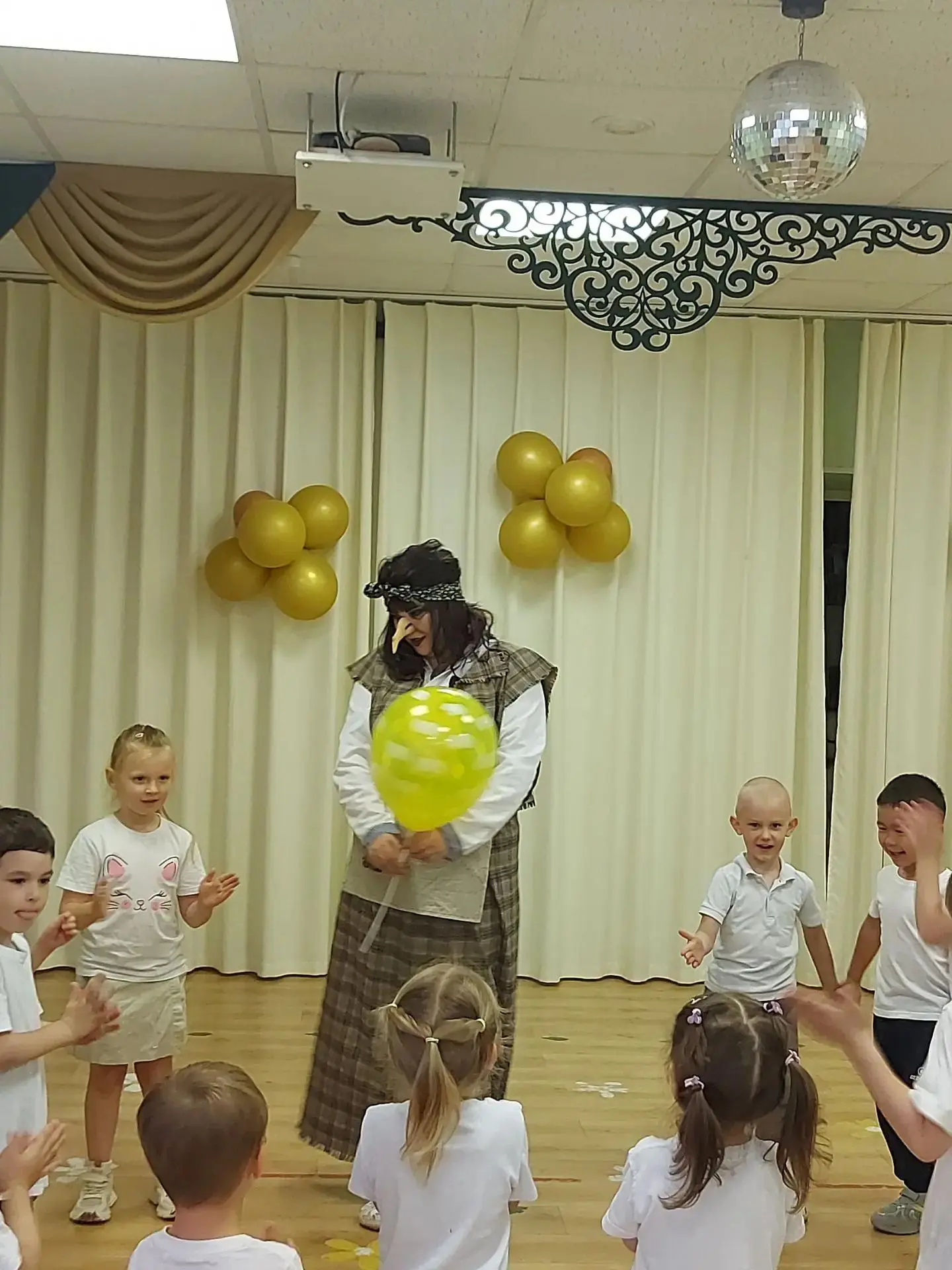 В чаще леса есть избушка,