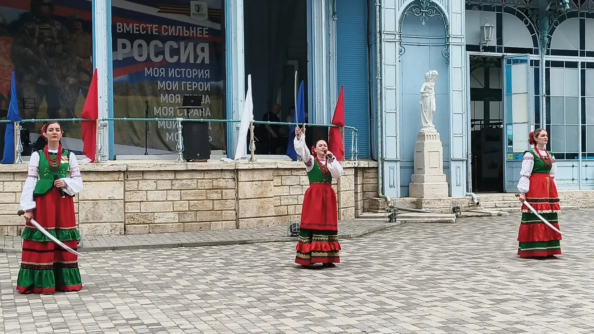 Зажигательный концерт в День России ансамбля "Казачки Кавказа" прошёл у Пушкинской галереи!