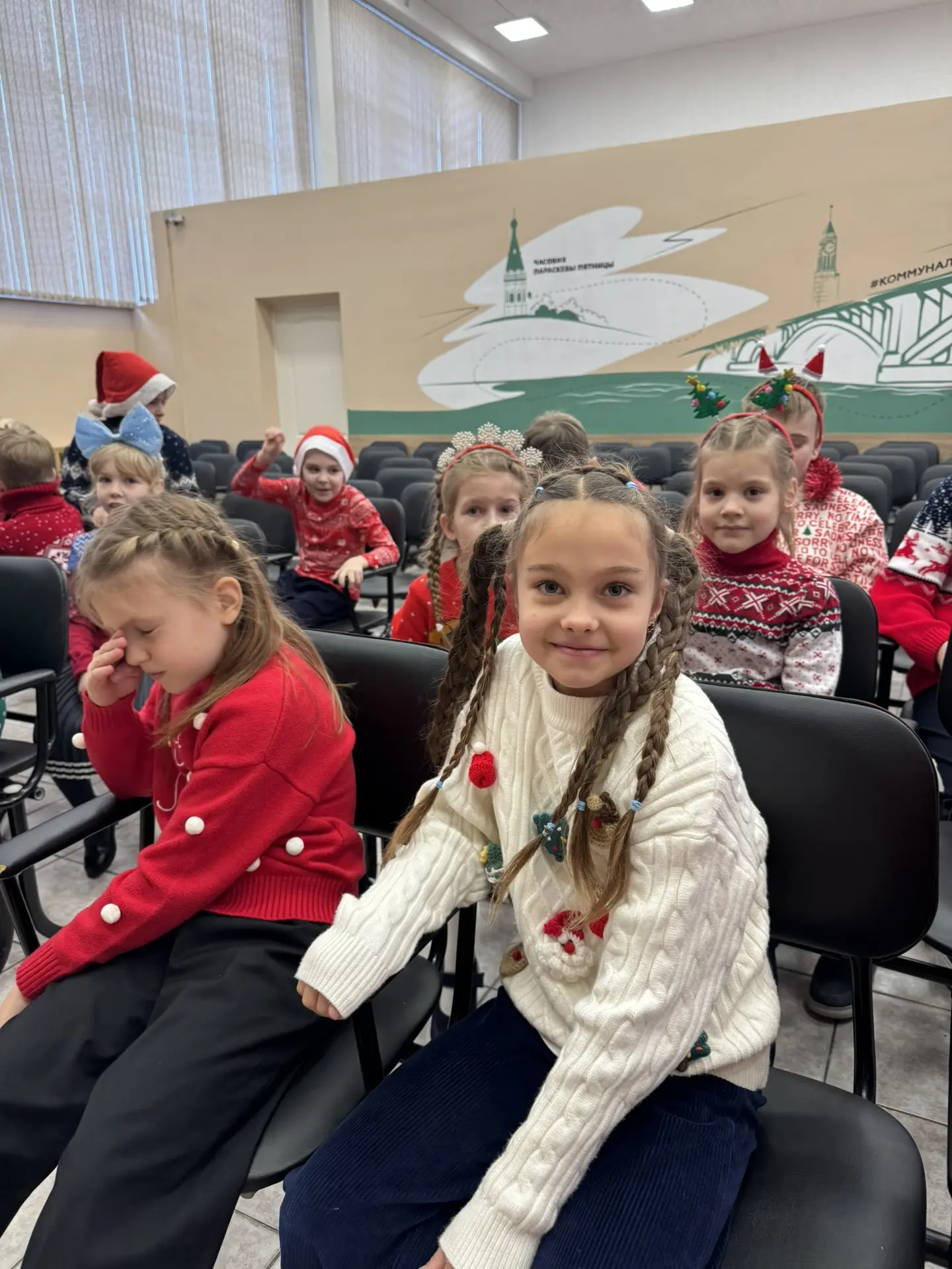 Готовы ко встрече Нового 2026 года!🎄  Молодильные яблочки, выставка жар-птиц, конкурс свитеров, подг