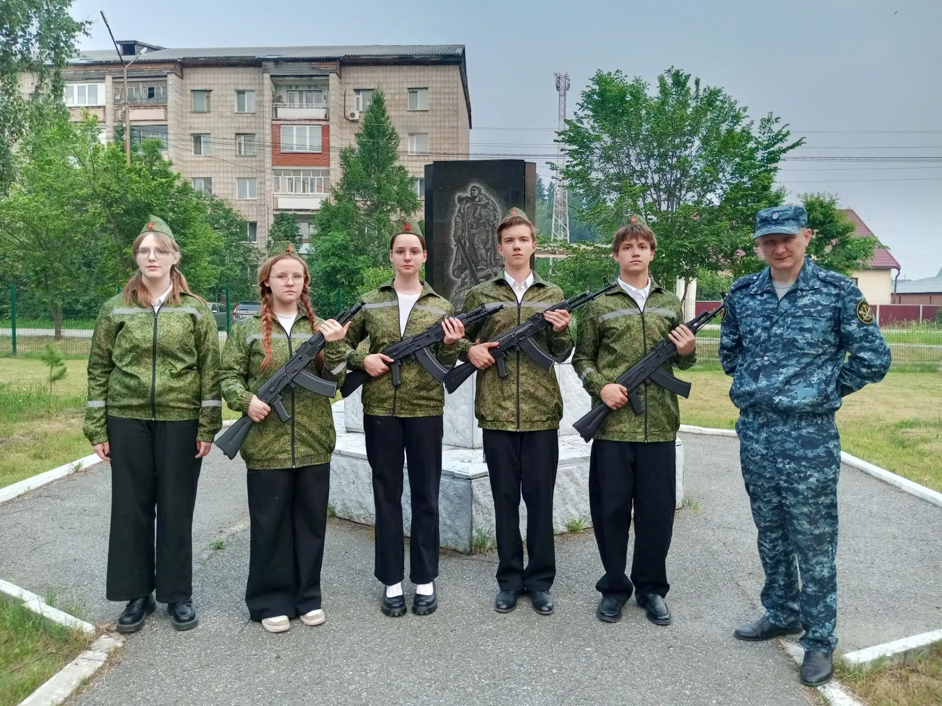 В День памяти и скорби у нашей школы заступил почетный караул. Вахта Памяти, в которой приняли участ