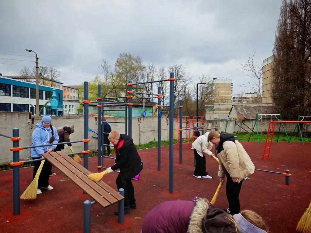 Тема: участие 5 "Г" класса в акции "Мы за чистоту"  Ответственной за тренажерную площадку и территор