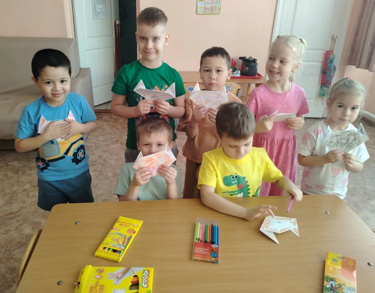 Сегодня в старшей группе мы осваивали удивительное искусство оригами, и нашим первым ше...