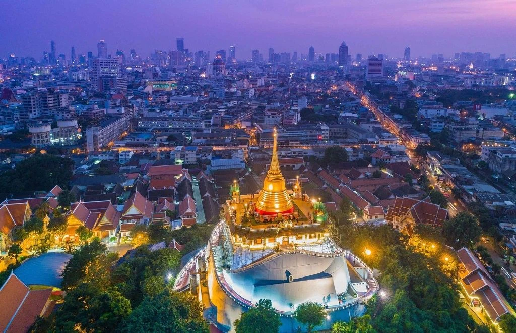 Храм Wat Saket в Бангкоке, Таиланд 🇹🇭  🔹 Храм Wat Saket или Золотая Гора расположился на возвышеннос