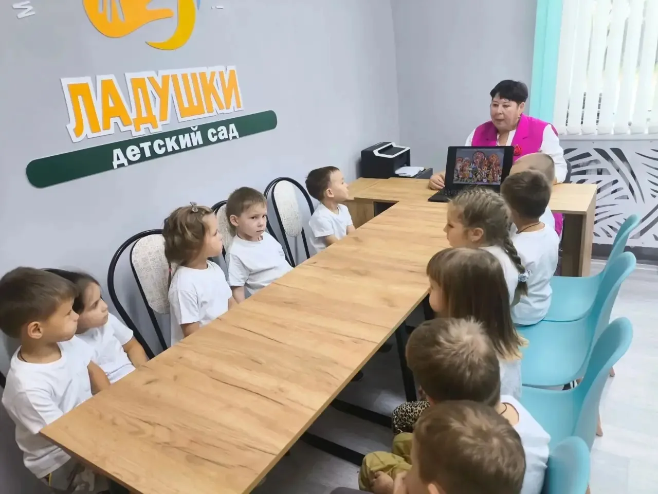 "Тайна Народной Игрушки: Путешествие в Сказочную Лавку"