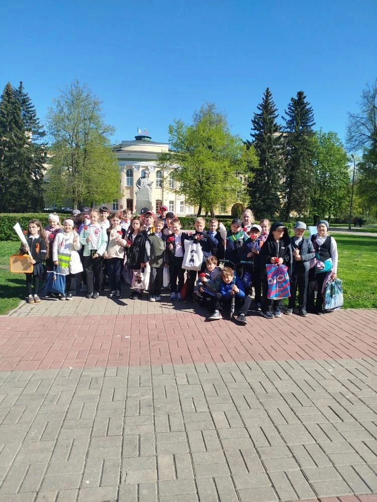 Ученики 3 Б класса почтили память героев Великой Отечественной войны!  В преддверии Дня Победы ребят